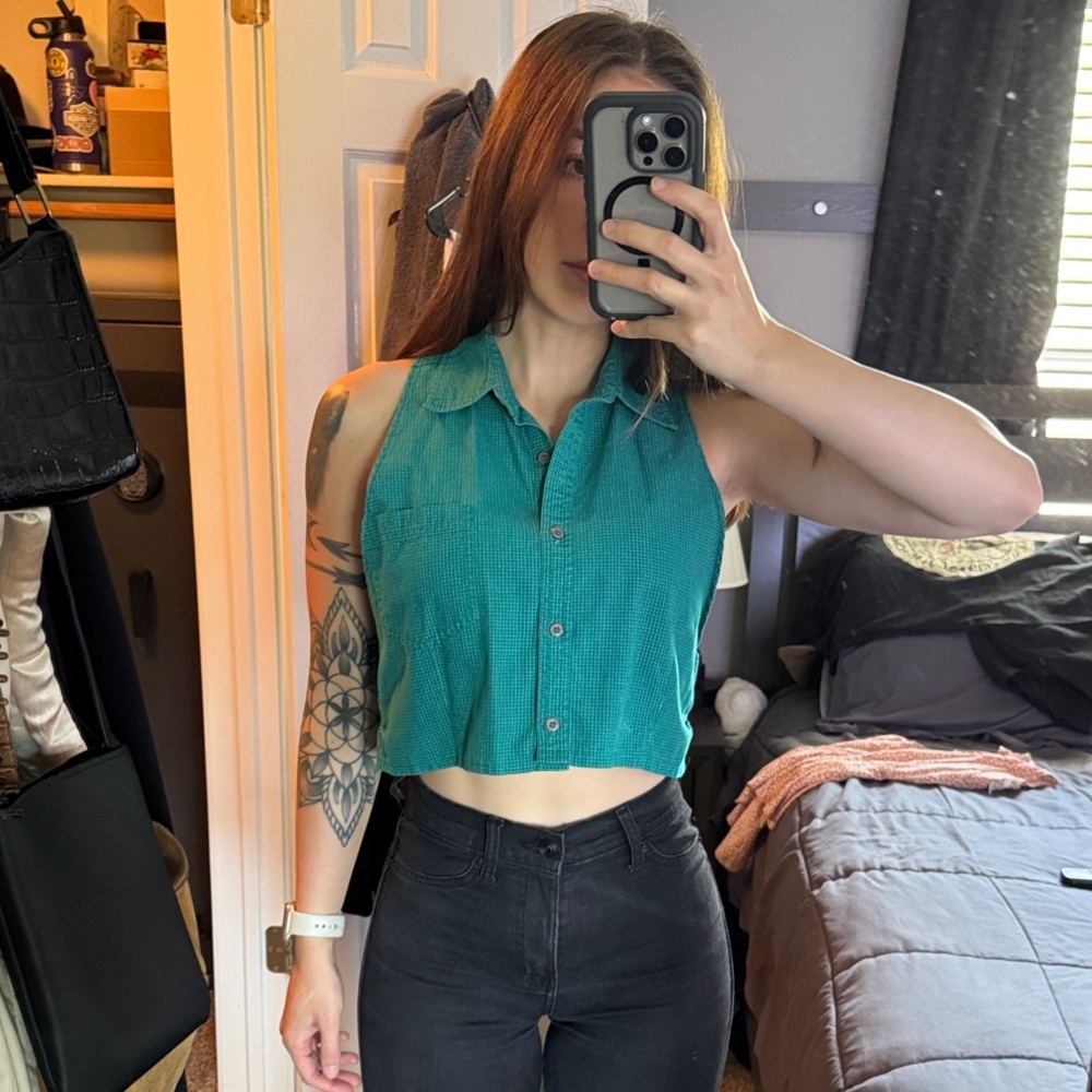 Stylish Teal Sleeveless Button Down Crop Top